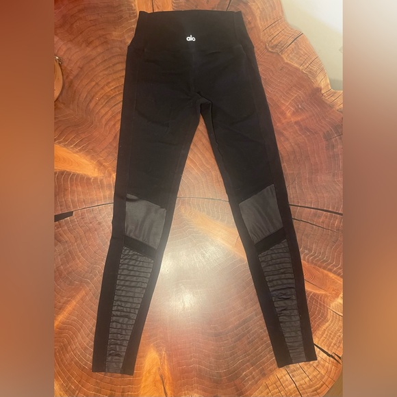 ALO Yoga Moto Leggings. Black, Small - Picture 4 of 6